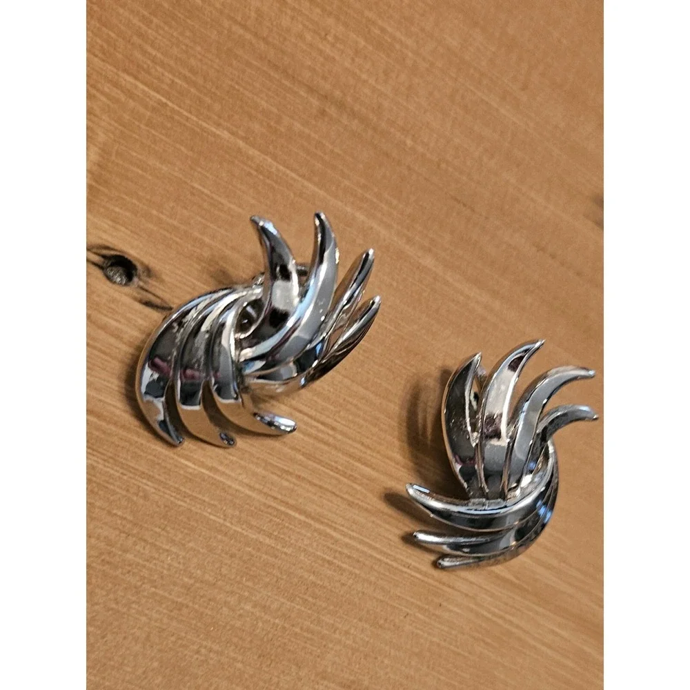 Silver Tone Clip On Earrings Abstract‎ Swirl Statement Jewelry